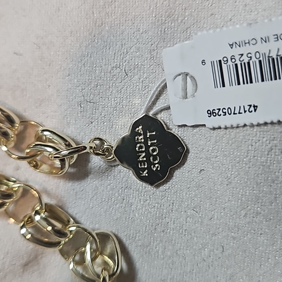 Kendra Scott Harlow Statement Necklace. Gray Illusion - Picture 4 of 7